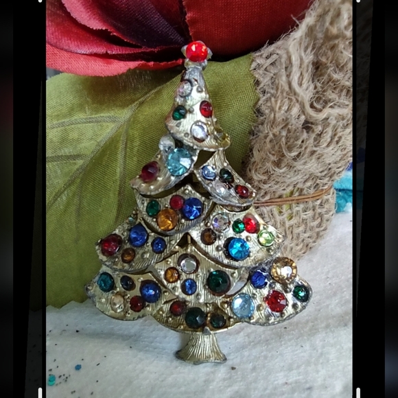 Upcycled Christmas Tree Multicolored Crystals Textured Gold Metal Brooch - Picture 4 of 17